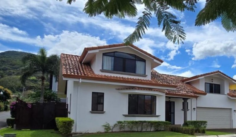 Alquiler de hermosa casa en exclusivo condominio de Santa Ana. Muy amplia y rodeada de áreas verdes.