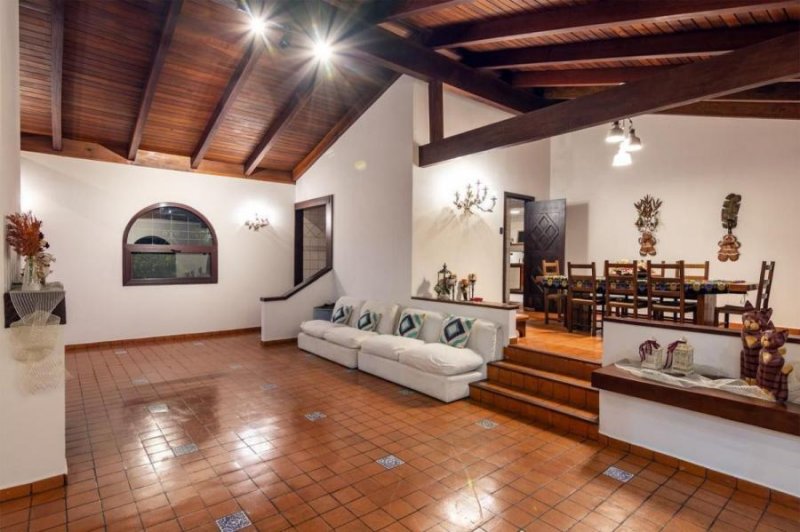 Alquiler de Excelente Casa en San Rafael de Escazú / OFC Mls. 25-1013