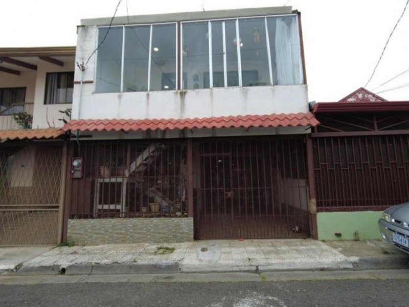 Se vende espaciosa casa de 2 plantas en Calle Blancos San José 24-641