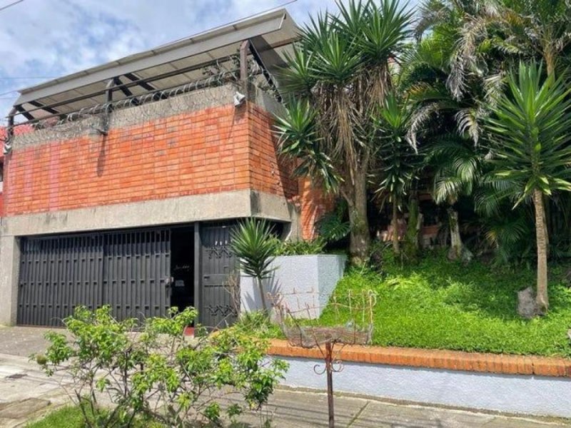 Se vende espaciosa casa con terraza en Calle Blancos San José 24-1697