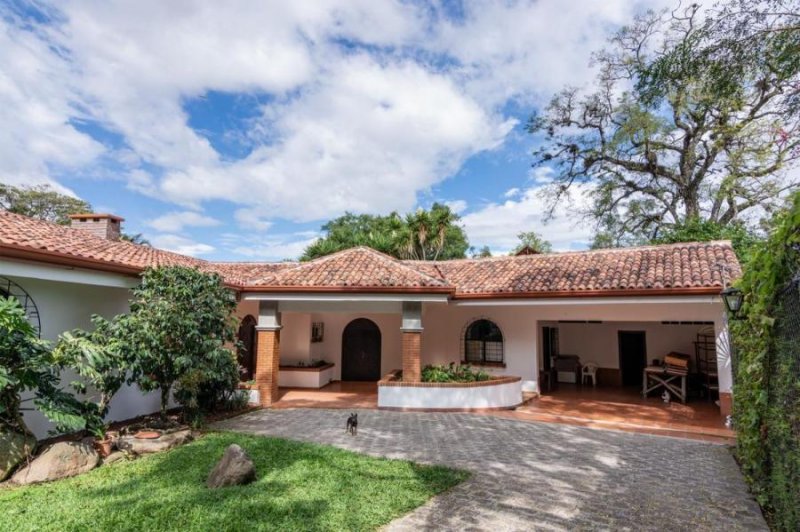 Foto Casa en Venta en San Rafael, Escazú, San José - U$D 700.000 - CAV111243 - BienesOnLine