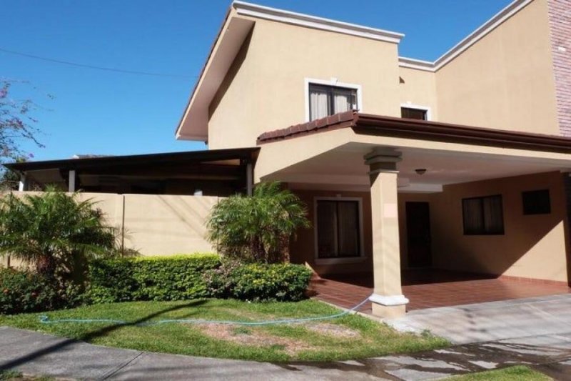 Se vende casa con patio y terraza en Uruca San José 24-1683