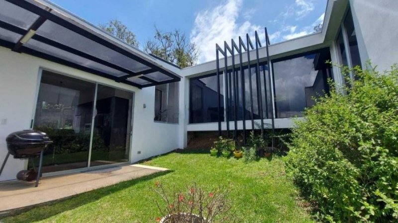 En Venta Moderna Casa en San Jerônimo de Moravia. 