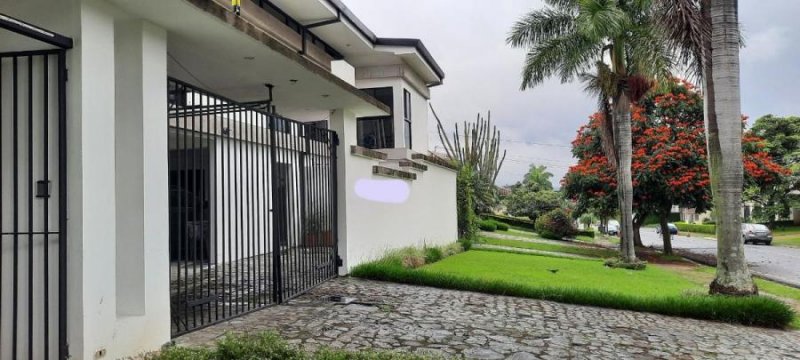 Venta de Casa en Escazú, San José. RAH 25-1430