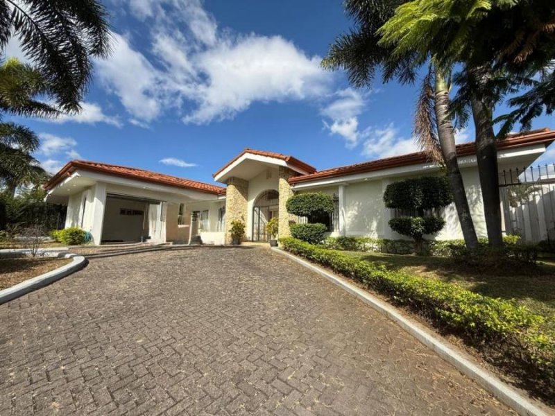 En Venta Elegante Casa en Belên, Heredia. 