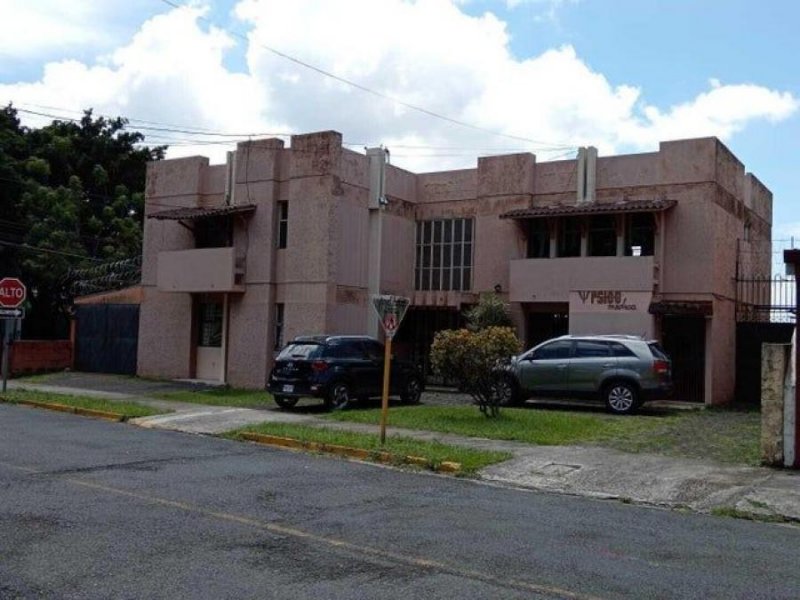 Se vende espaciosa casa con patio en Zapote San José 24-955