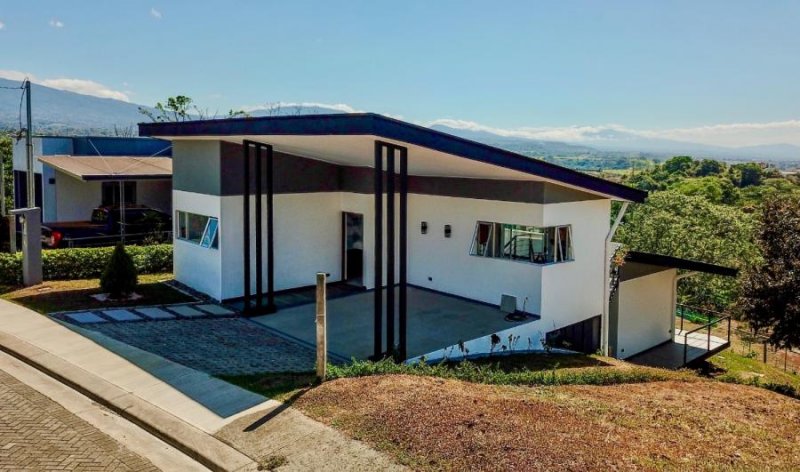 Casa Moderna con Vistas Panorámicas en Naranjo