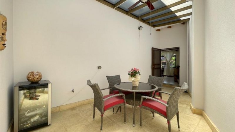 CASA DE 2 PLANTAS EN VENTA EN GUACHIPELÍN DE ESCAZÚ EN CONDOMINIO (JA)