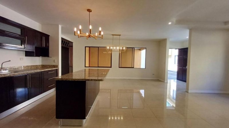 Venta de Casa en Uruca, San José. RAH 25-1458