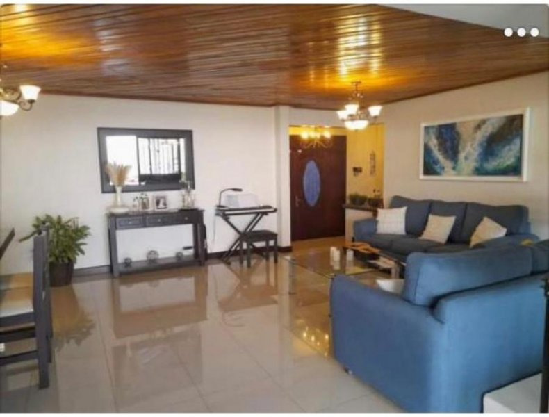 PRECIO DE OPORTUNIDAD!! US$385,000  Ubicada en una zona residencial de Moravia, San José, esta casa 