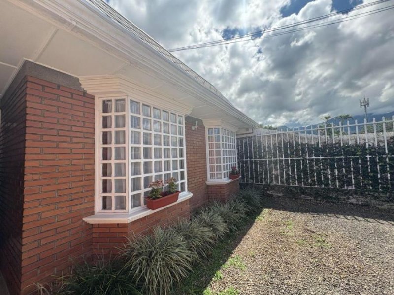 En Venta Casa en San Rafael de Escazû.