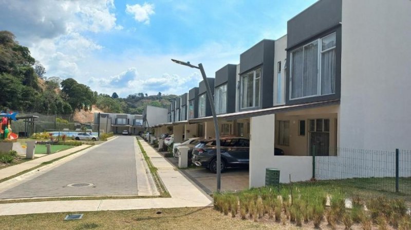 Venta de Casa en Condominio Ayarco Blvd La Unión  MGA