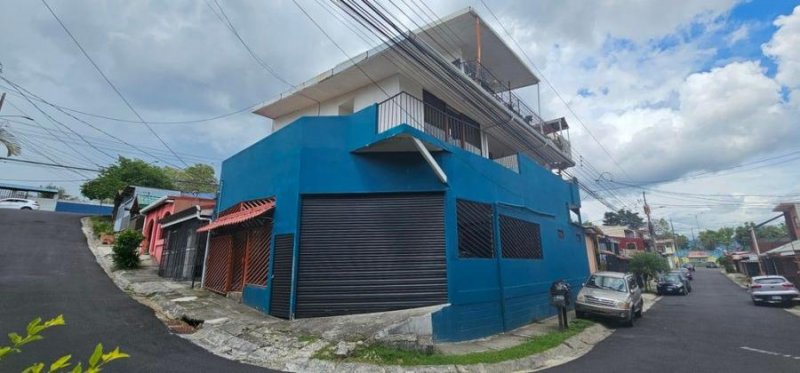 Se vende propiedad para inversión con 5 apartamentos en Sabanilla de San José 25-584