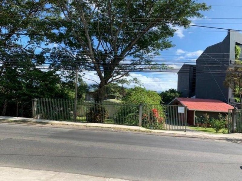 Se vende lote plano por montview high school Guachipelín Escazú 25-1353