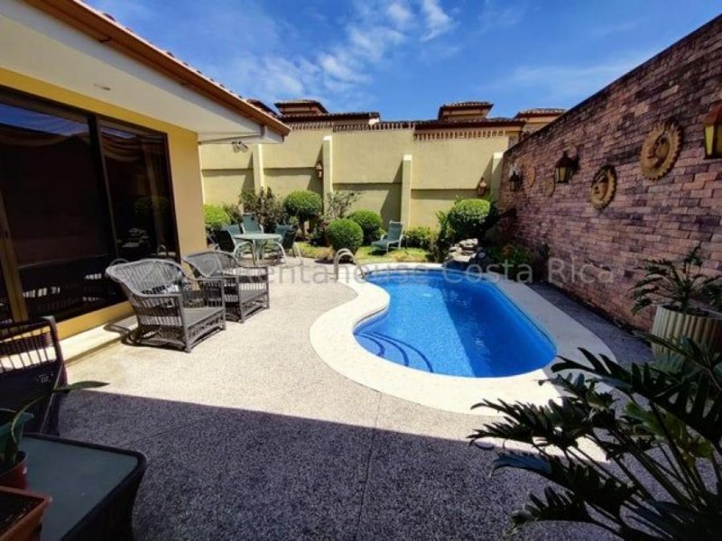 Foto Casa en Venta en Guachipelin, Escazú, San José - U$D 490.000 - CAV69900 - BienesOnLine