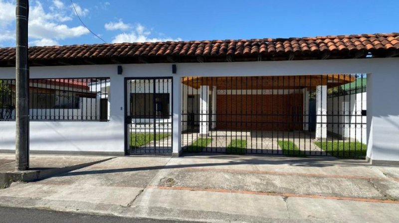 Foto Casa en Venta en Santa Ana, San José - U$D 560.000 - CAV85206 - BienesOnLine