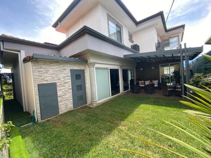 Foto Casa en Venta en Ulloa, Heredia - U$D 450.000 - CAV67419 - BienesOnLine