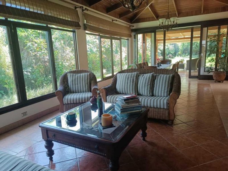 Foto Casa en Venta en Guachippelin, Escazú, San José - U$D 750.000 - CAV94290 - BienesOnLine