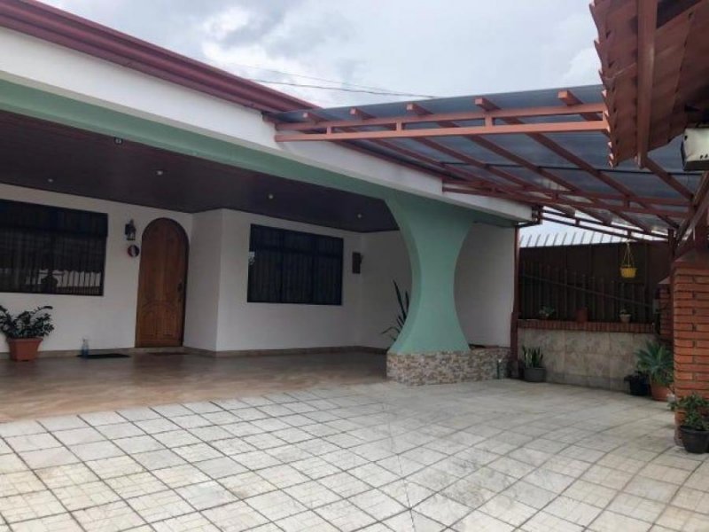 Excelente casa con Guadalupe, amplios espacios y apartamento anexo independiente. 