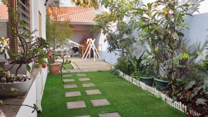 Foto Casa en Venta en Sabanilla, Montes de Oca, San José - U$D 250.000 - CAV24835 - BienesOnLine