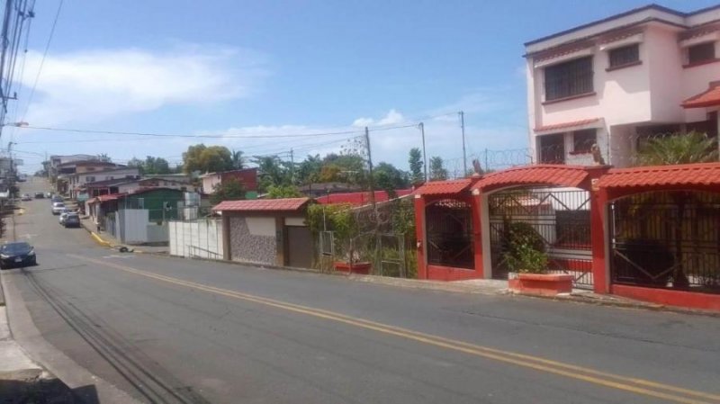 Propiedad Comercial con Dos Casas en Venta en el Vibrante Centro de Limón