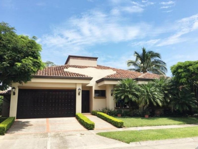 Se alquila espaciosa casa con piscina en Pozos Santa Ana 24-1387