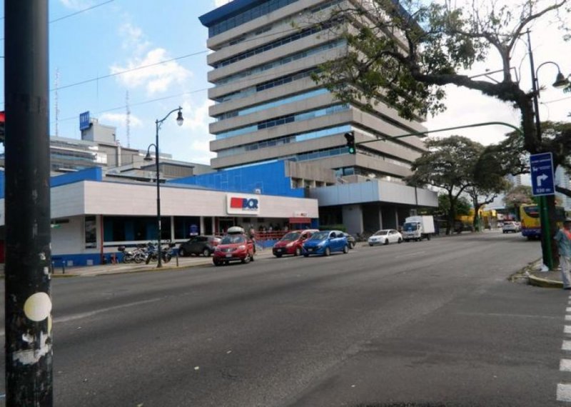 Se alquila local comercial ubicado en edificio centro colon de Merced en San José 24-132