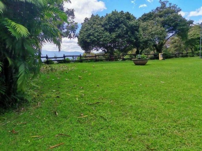 Se vende amplia finca con mas de 11,300m2 junto a una casa en Santa Barbara de Heredia 23-1488