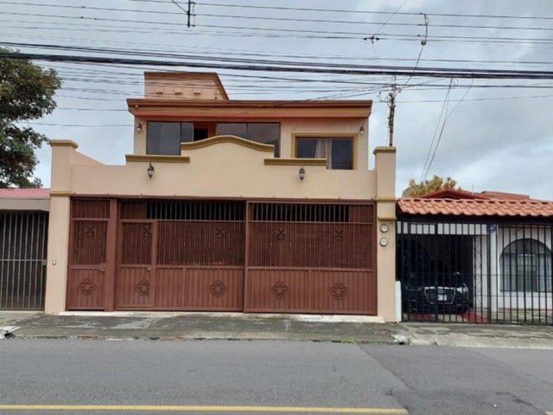 Se vende amplia propiedad con 2 apartamentos en Mercedes de Heredia 24-479