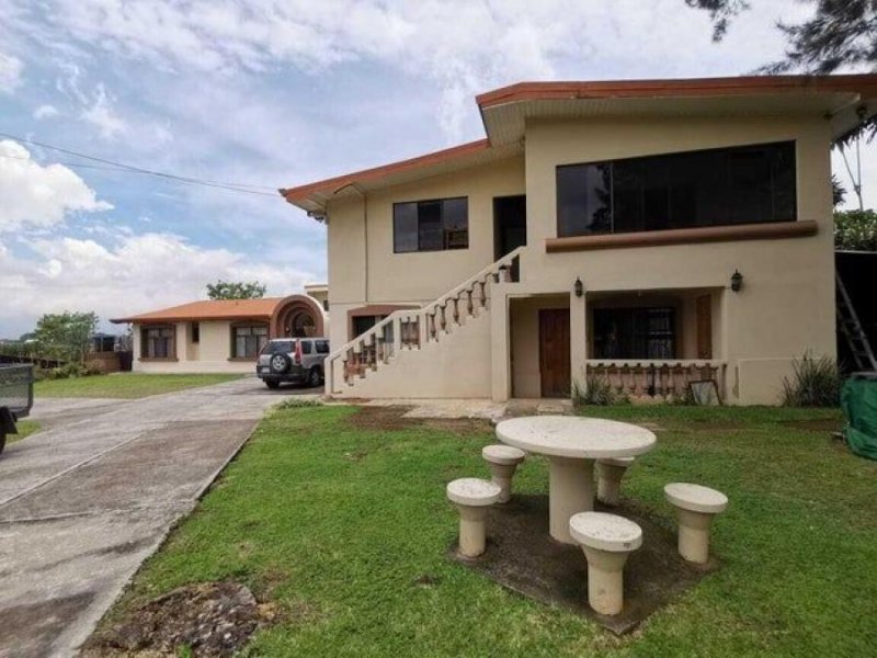 Se vende amplio hotel con 2,400m2 de lote en San Joaquín de Flores 23-1216