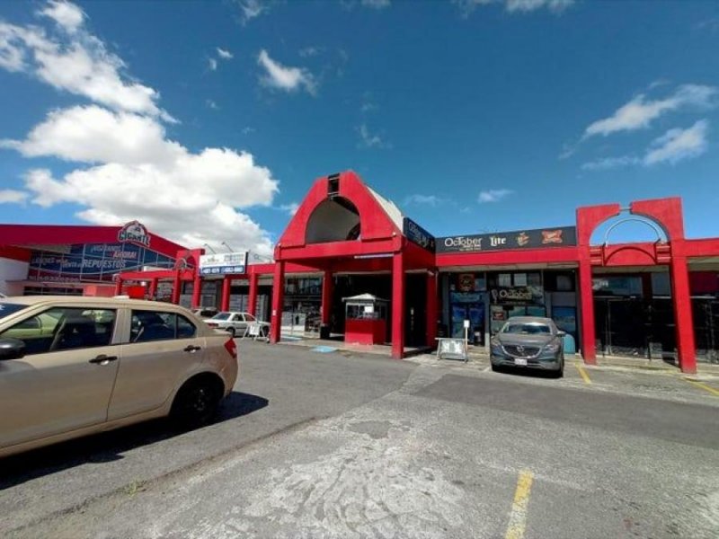 Se vende amplio local comercial de 182m2 en Zapote de San José 24-1160