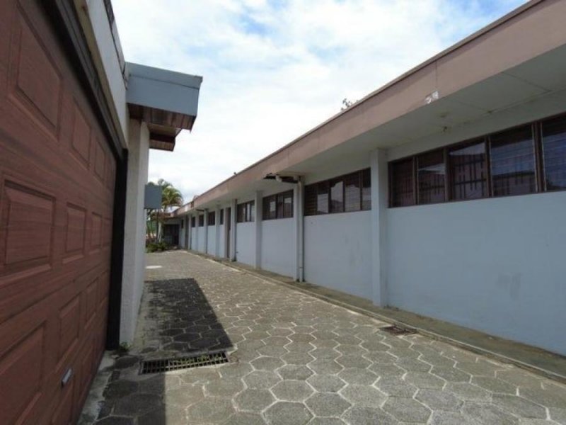 Se vende amplio local comercial de 2,222m2 para inversión en San Pablo de Heredia 24-390