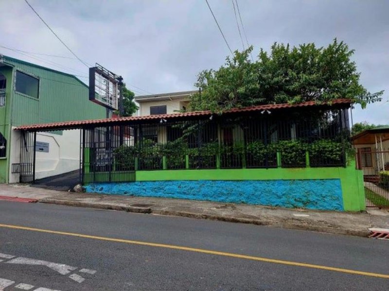 Se vende amplio local comercial en Mercedes de Heredia 24-1776