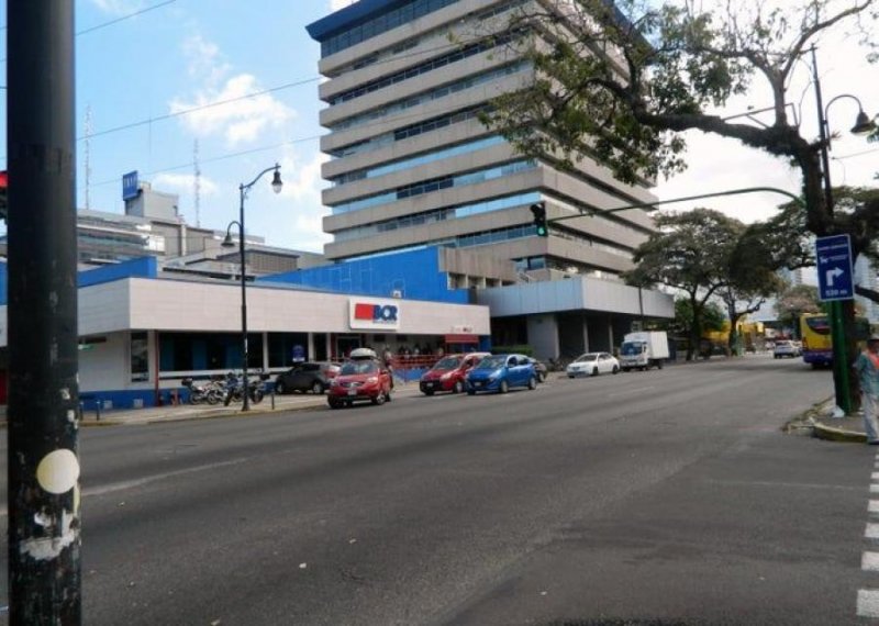 Se vende amplio local comercial para inversión en Hospital de San José 24-636