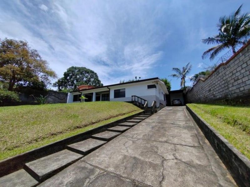 Se vende casa con amplio lote en Barrantes de Heredia 24-551