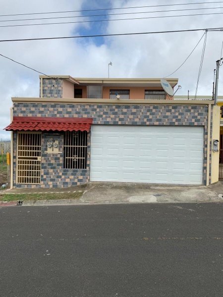 Se vende casa con apartamento