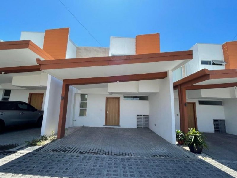 Se vende casa con excelente iluminacion natural  y patio en San Pablo Heredia 23-397