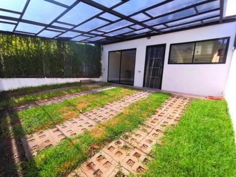 Se vende casa con patio y terraza en San Rafael Heredia A24-819