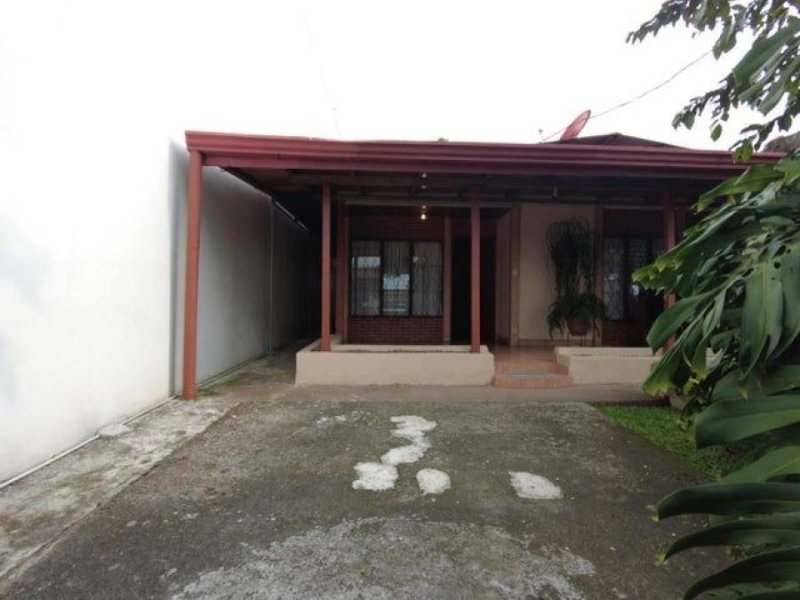 Se vende casa con uso de suelo mixto en Llorente Heredia 24-281