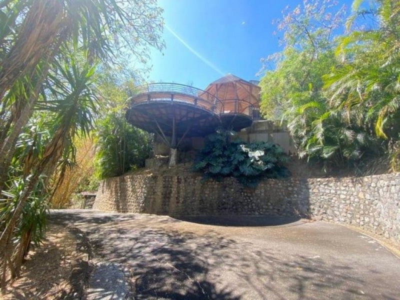 Se vende espaciosa casa con piscina en Brasil Santa Ana 23-1511