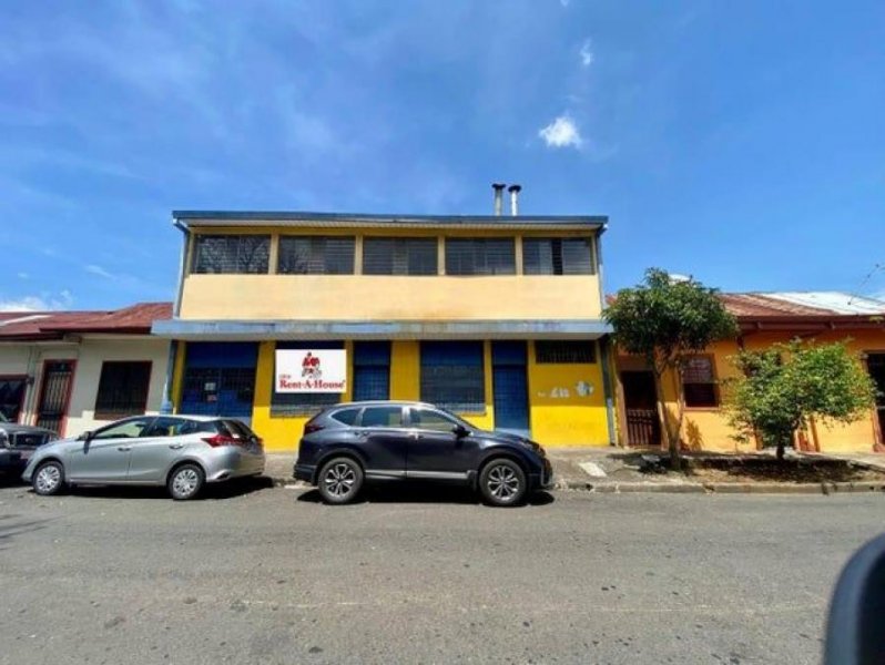 Se vende local comercial de 2 plantas en Hospital de San José 24-718