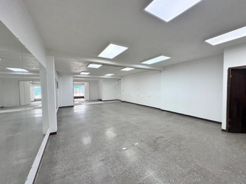 Se vende local comercial de 340m2 en Catedral de San José 24-1906