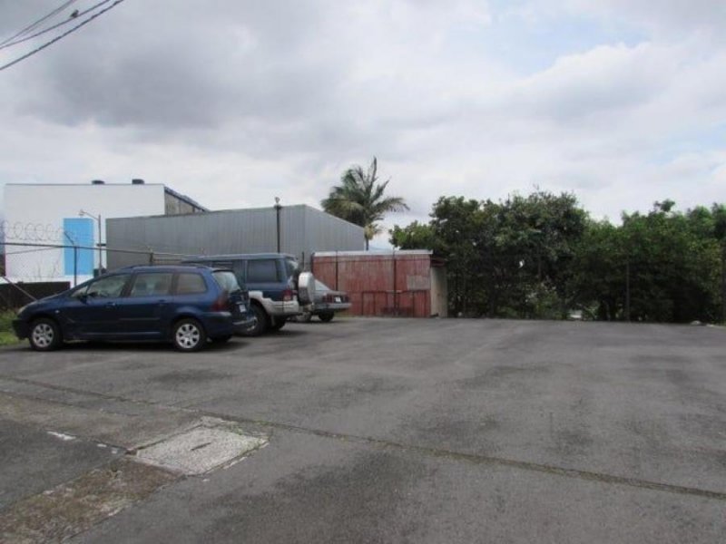 Se vende lote de 1,586m2 con uso de suelo mixto en Zapote de San Jose 23-1313