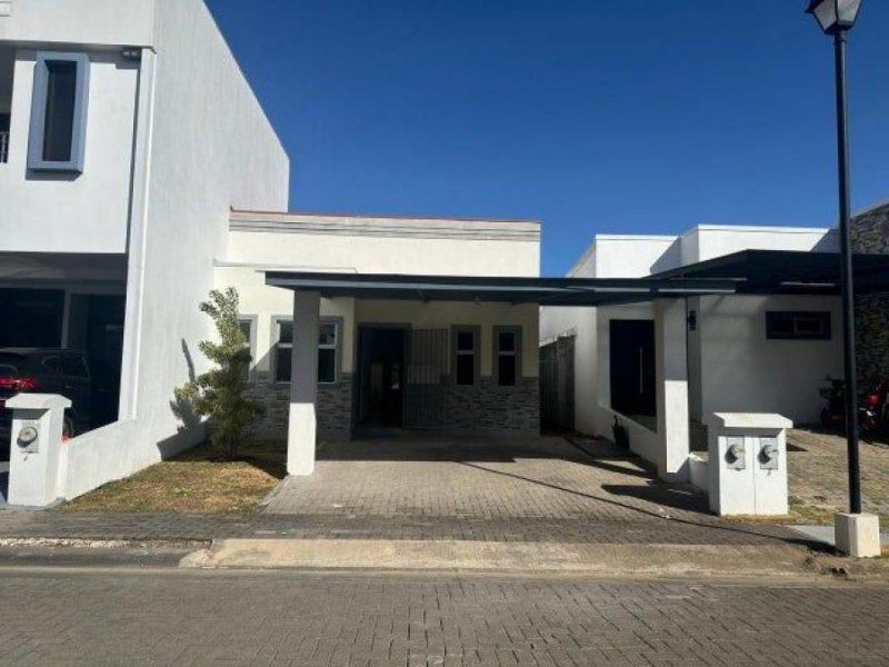 Se vende moderna casa con patio y terraza en condominio de Coyol en Alajuela 24-1256