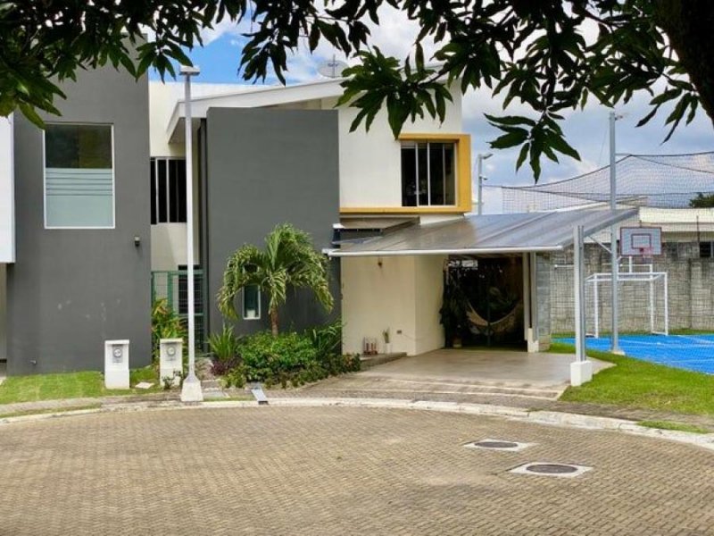 Se vende moderna casa en condominio de piedades Santa Ana 25-882