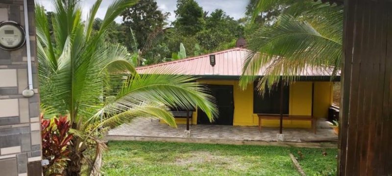 SE VENDE PRECIOSA CASA TIPO CABAÑA MUY CERCA DE CAHUITA, LIMÓN.