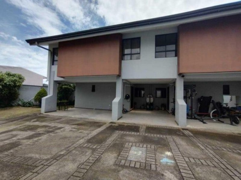 Se vende propiedad con 2 casas en Santa Lucia Heredia 25-163