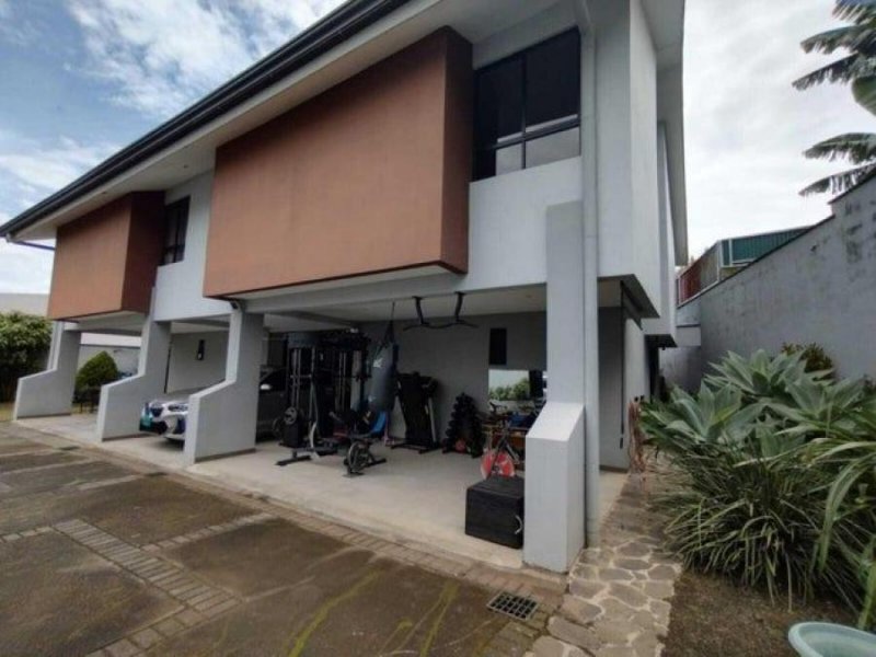 Se vende propiedad con dos casas en Santa Lucia Barva A25-163