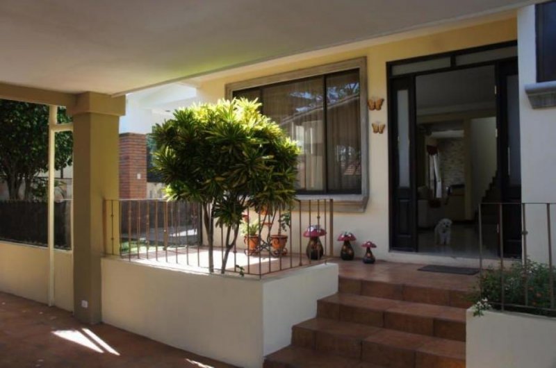 Foto Casa en Venta en Guachipelin, Escazú, San José - U$D 240.000 - CAV20421 - BienesOnLine