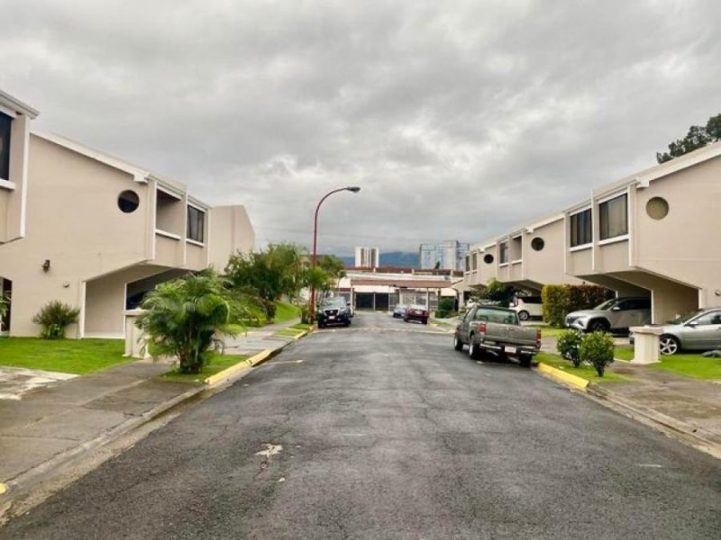 Venta de casa en condominio por el Hospital Mexico.  JPM 24-317